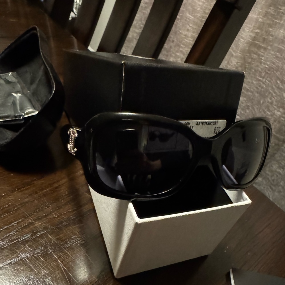 CHANEL Black Sunglasses - Picture 3 of 16